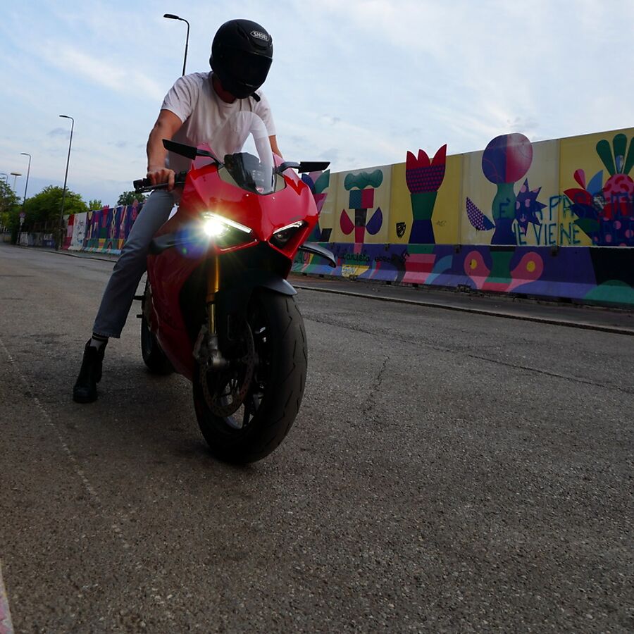 Shooting su strada per il servizio Luxury car, con moto sportiva