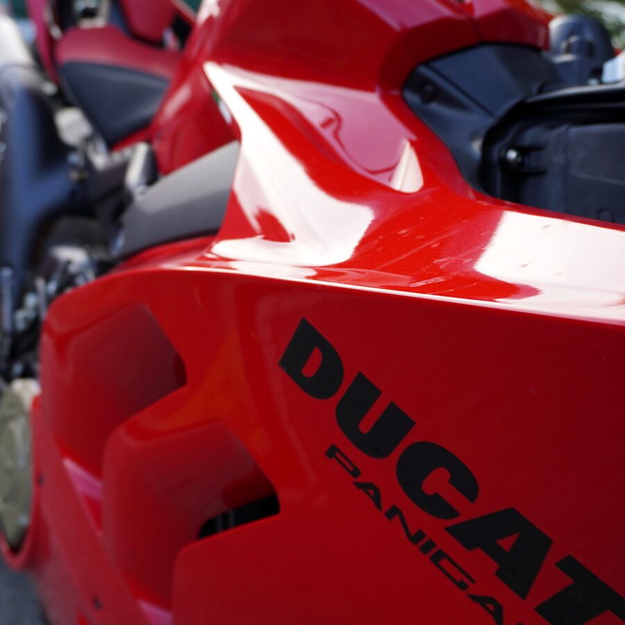 Dettaglio ravvicinato di una moto sportiva durante uno shooting