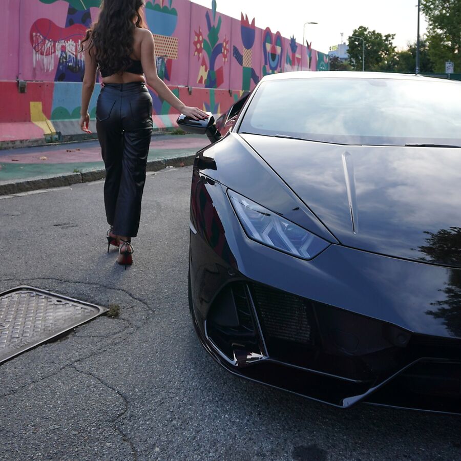 Shooting con auto sportiva di lusso, location esterna