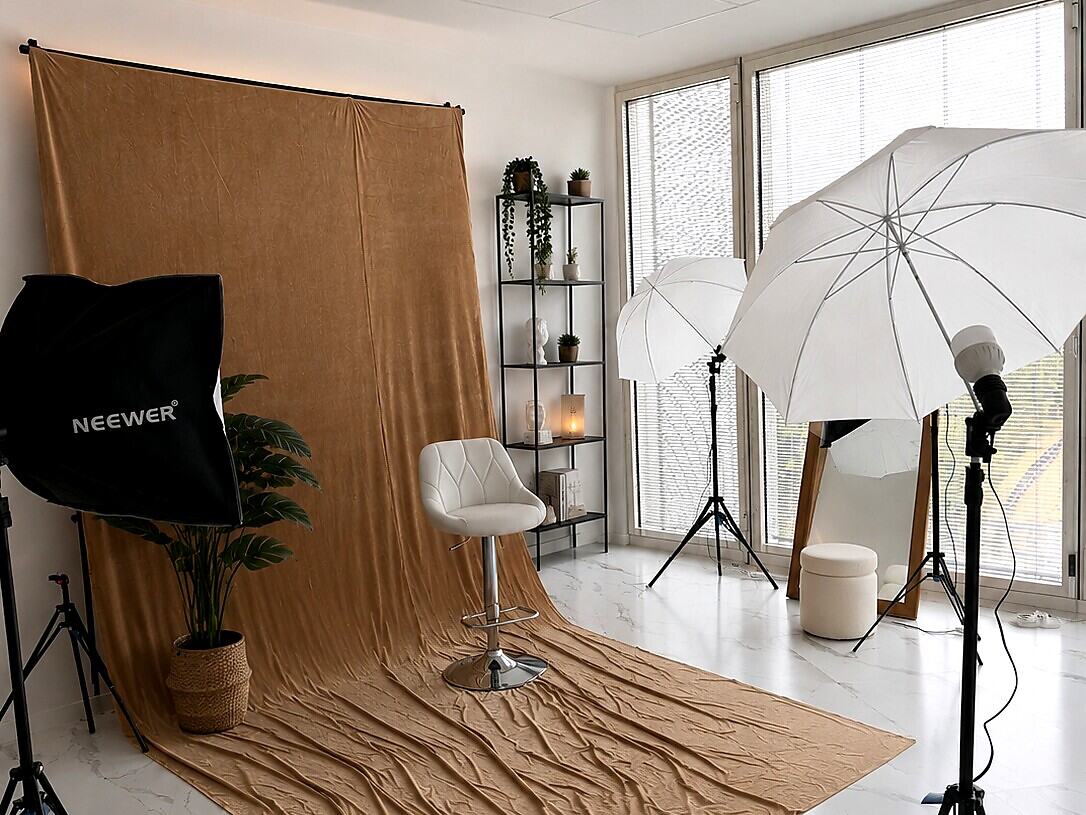Sala 03 di Narciso Studios, shooting studio XL con fondale continuo color cammello, doppio softbox, ombrelli professionali e vetrate a tutta altezza